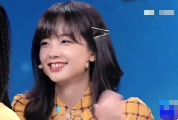 王冰冰现身全运会,被粉丝表白逗笑害羞转头,频频挥手互动好暖心休闲区蓝鸢梦想 - Www.slyday.coM 王冰冰现身全运会,被粉丝表白逗笑害羞转头,频频挥手互动好暖心休闲区蓝鸢梦想 - Www.slyday.coM