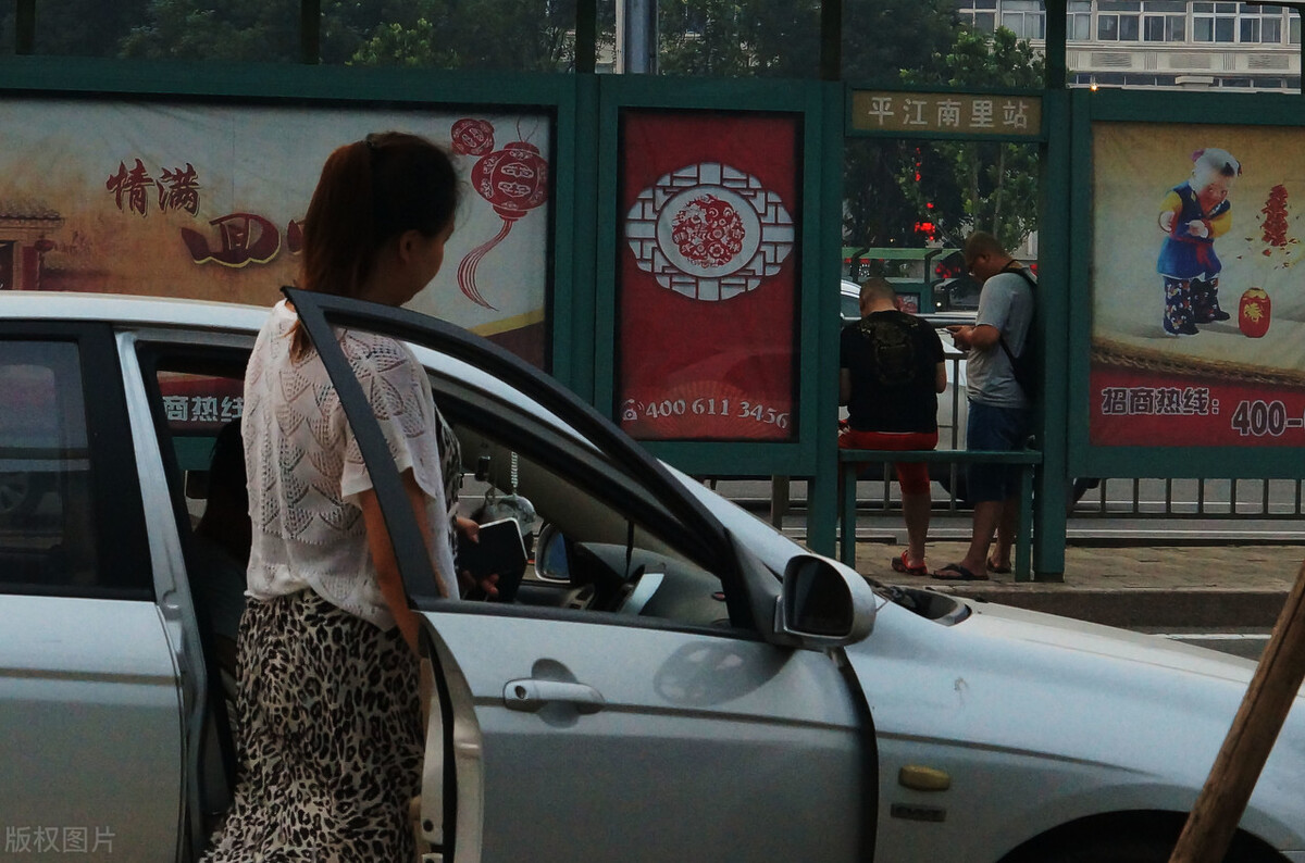 网约车司机开车23分钟，只赚11块钱，女乘客：你服务是应该的！休闲区蓝鸢梦想 - Www.slyday.coM