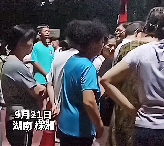 广场舞大妈占地盘,砸锁闯进足球场,孩子们无奈中断比赛休闲区蓝鸢梦想 - Www.slyday.coM 广场舞大妈占地盘,砸锁闯进足球场,孩子们无奈中断比赛休闲区蓝鸢梦想 - Www.slyday.coM