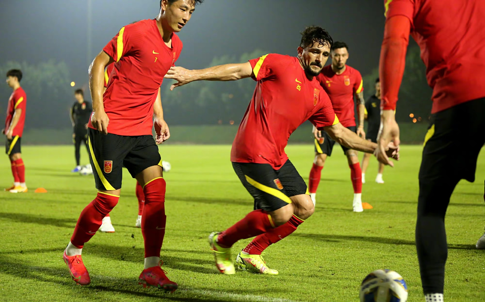 武磊缺阵！国足️再战老冤家，李铁重组攻击线 归化三叉戟齐发休闲区蓝鸢梦想 - Www.slyday.coM