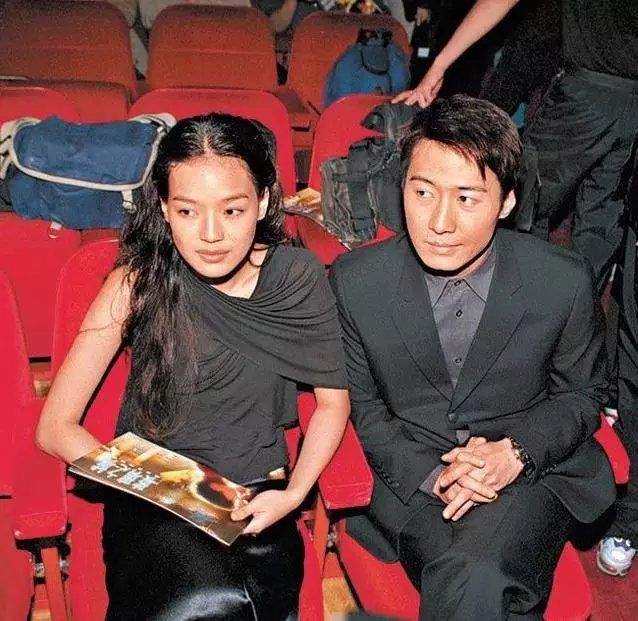 晚会的尴尬王源站在tfboys中间林允站在魏大勋和刘恺威中间