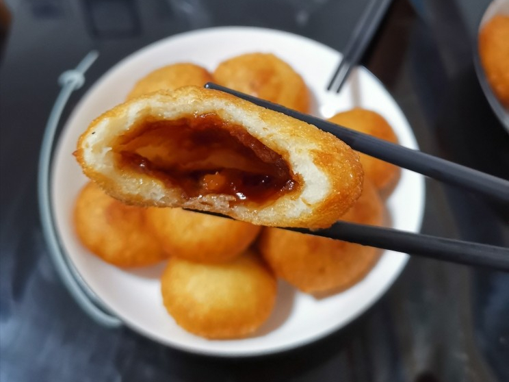炸糖糕的正宗做法,个个脆皮空心,香甜又软糯,我一