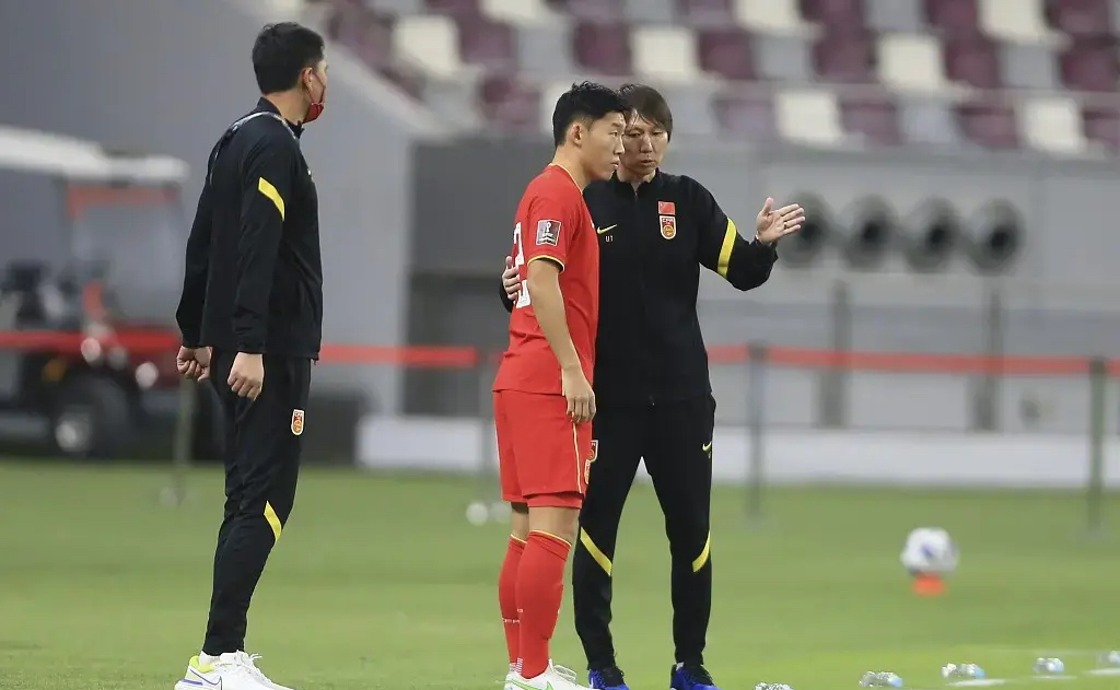 武磊缺阵！国足️再战老冤家，李铁重组攻击线 归化三叉戟齐发休闲区蓝鸢梦想 - Www.slyday.coM