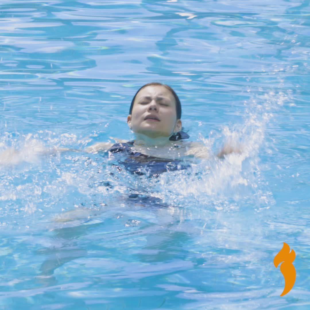 看到美女落水,救生员选择这样做!