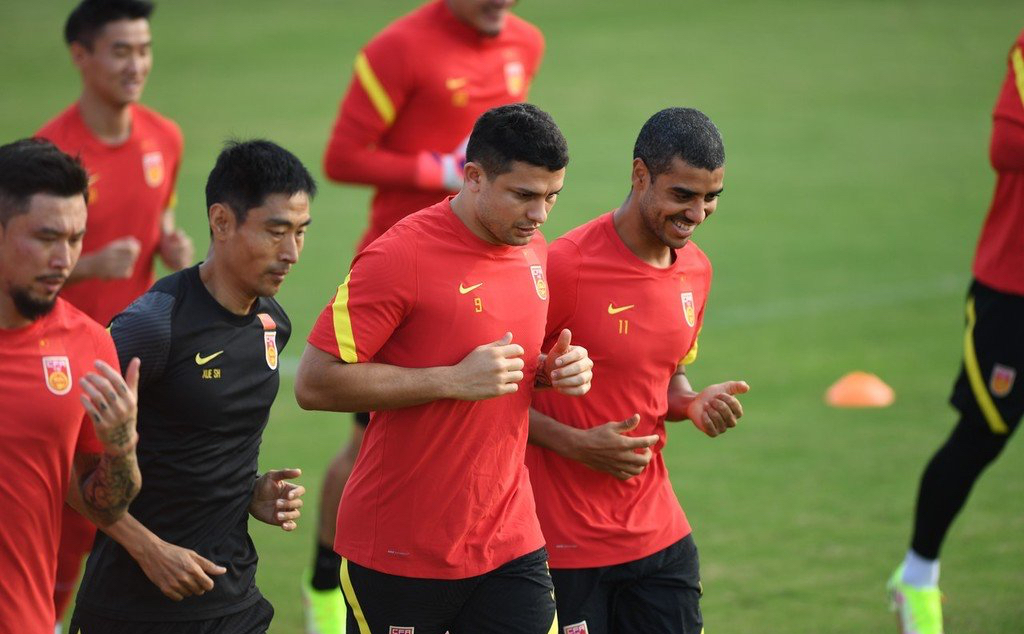 武磊缺阵！国足️再战老冤家，李铁重组攻击线 归化三叉戟齐发休闲区蓝鸢梦想 - Www.slyday.coM