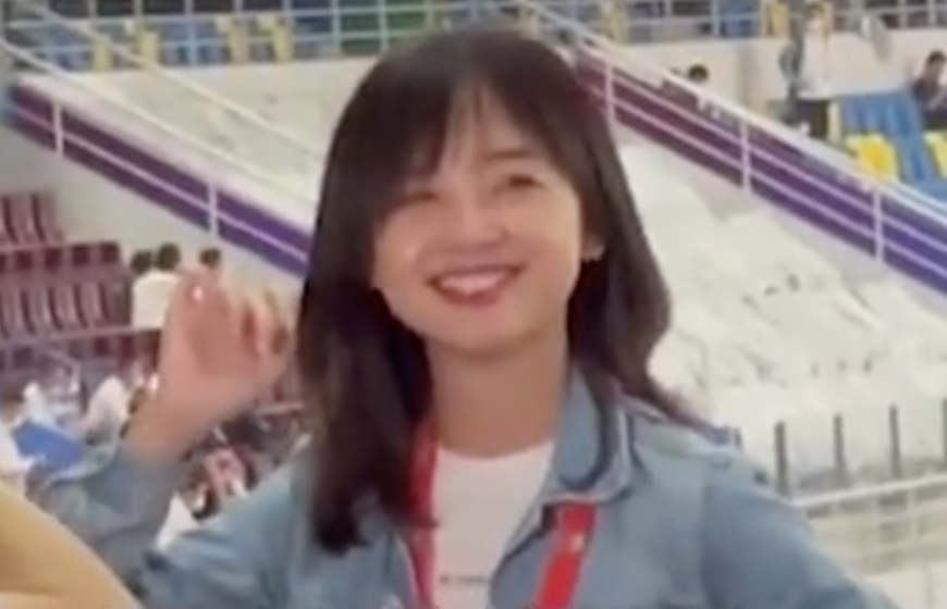 王冰冰现身全运会,被粉丝表白逗笑害羞转头,频频挥手互动好暖心休闲区蓝鸢梦想 - Www.slyday.coM 王冰冰现身全运会,被粉丝表白逗笑害羞转头,频频挥手互动好暖心休闲区蓝鸢梦想 - Www.slyday.coM