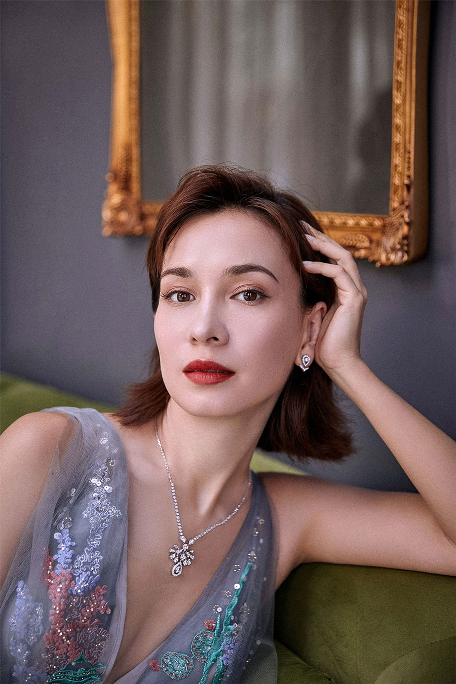 卢靖姗亮相大湾区中秋晚会深情献唱我的中国心