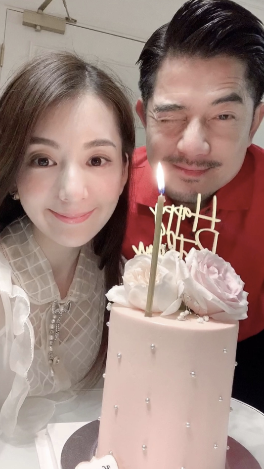 方媛中秋晒全家福,母女仨穿旗袍韵味足,郭富城提着灯笼有烟火气休闲区蓝鸢梦想 - Www.slyday.coM 方媛中秋晒全家福,母女仨穿旗袍韵味足,郭富城提着灯笼有烟火气休闲区蓝鸢梦想 - Www.slyday.coM