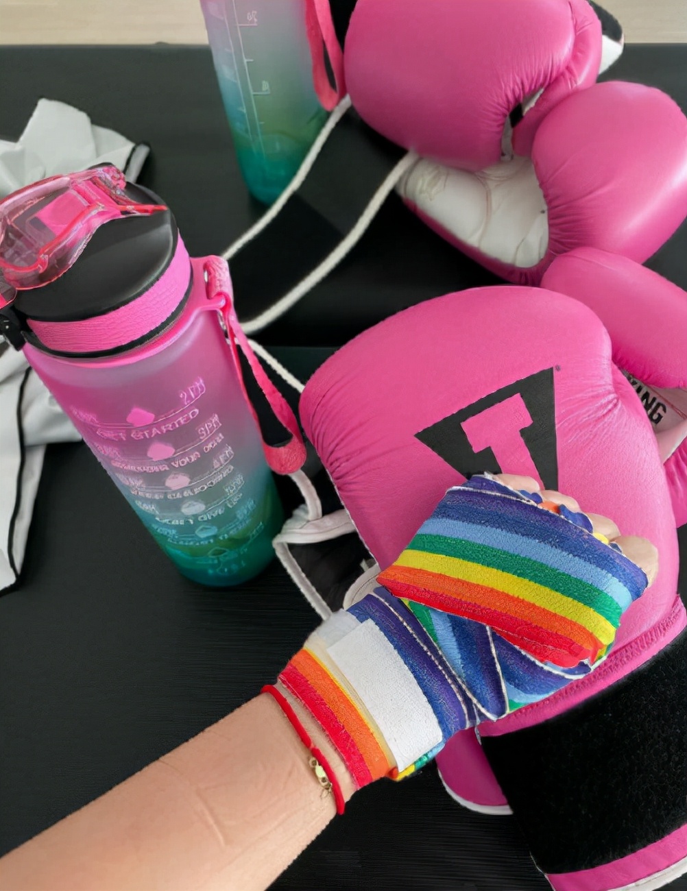 林心如晒素颜打拳照拳击手套都是粉色45岁不改少女心