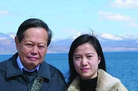 杨振宁马上100岁了,与翁帆结婚17年恩爱如初,让人羡慕休闲区蓝鸢梦想 - Www.slyday.coM 杨振宁马上100岁了,与翁帆结婚17年恩爱如初,让人羡慕休闲区蓝鸢梦想 - Www.slyday.coM