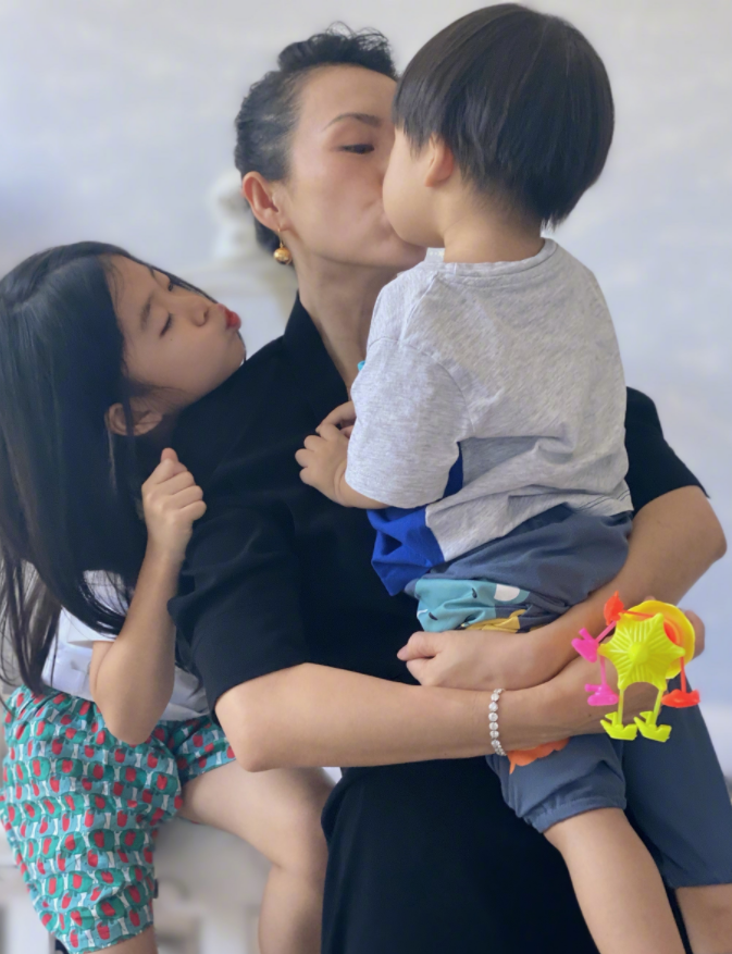 章子怡与孩子合照不见汪峰!与儿子嘴对嘴亲吻,手上钻石链子晃眼|章子