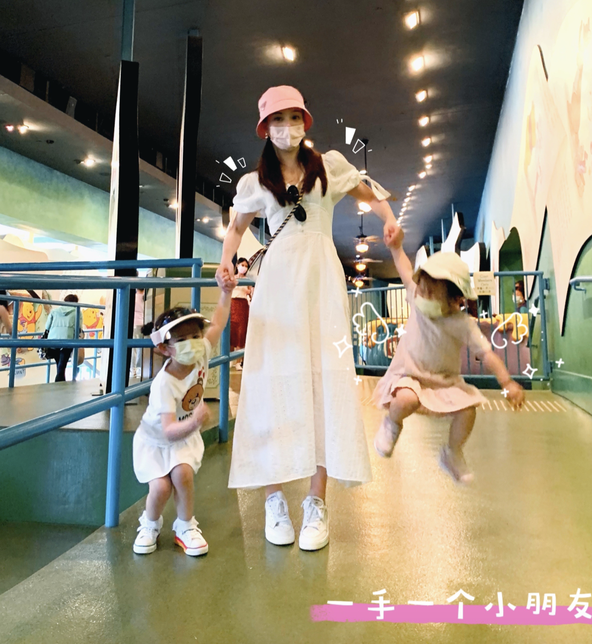 方媛中秋晒全家福,母女仨穿旗袍韵味足,郭富城提着灯笼有烟火气休闲区蓝鸢梦想 - Www.slyday.coM 方媛中秋晒全家福,母女仨穿旗袍韵味足,郭富城提着灯笼有烟火气休闲区蓝鸢梦想 - Www.slyday.coM