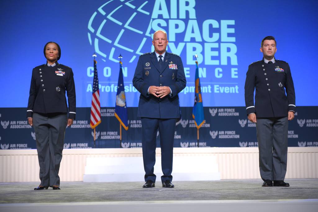美国太空军揭晓新制服：美军首次优先为女性设计制服