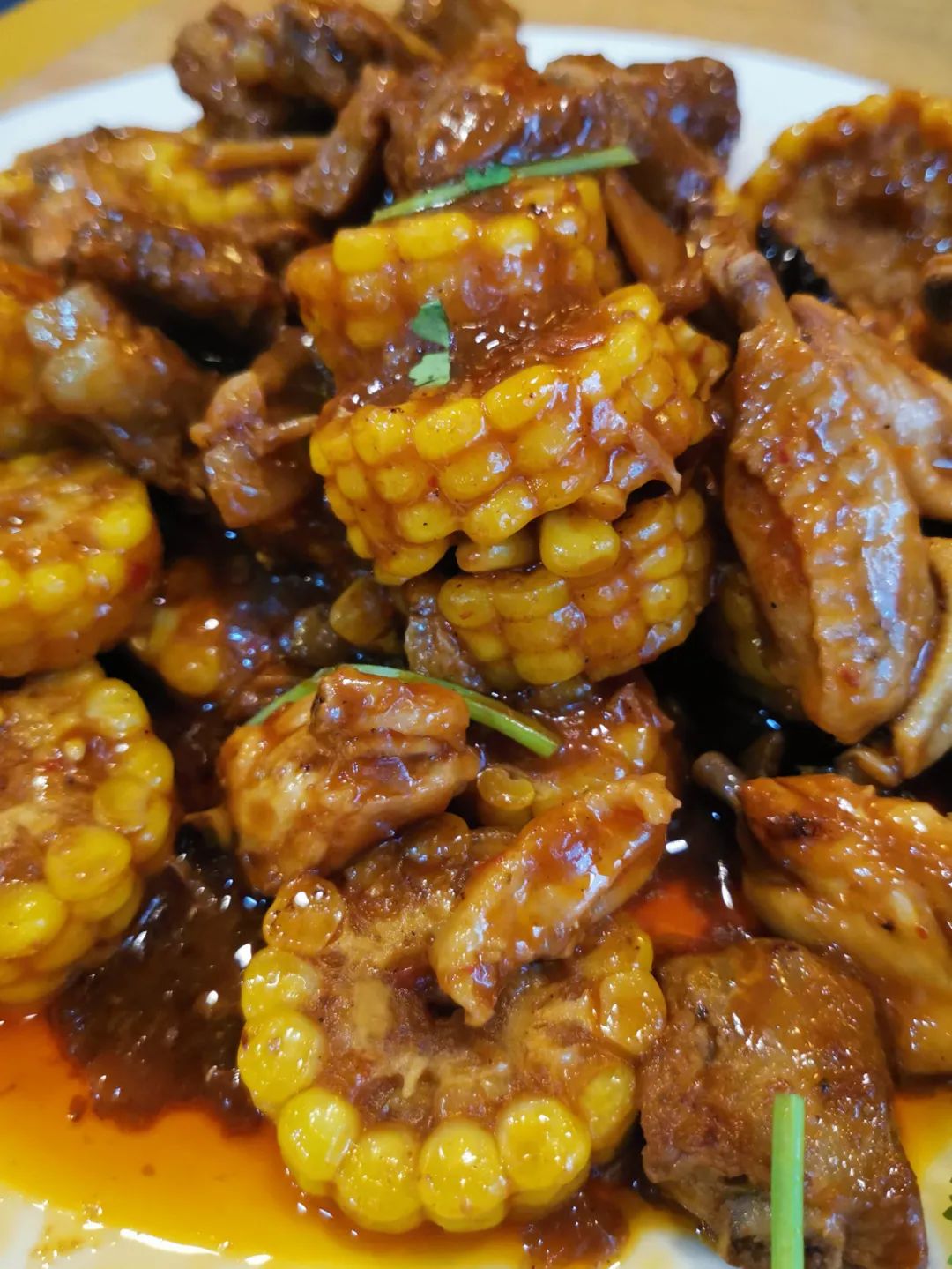 压锅菜中的苞米,吸满了汤汁.摄影/luke