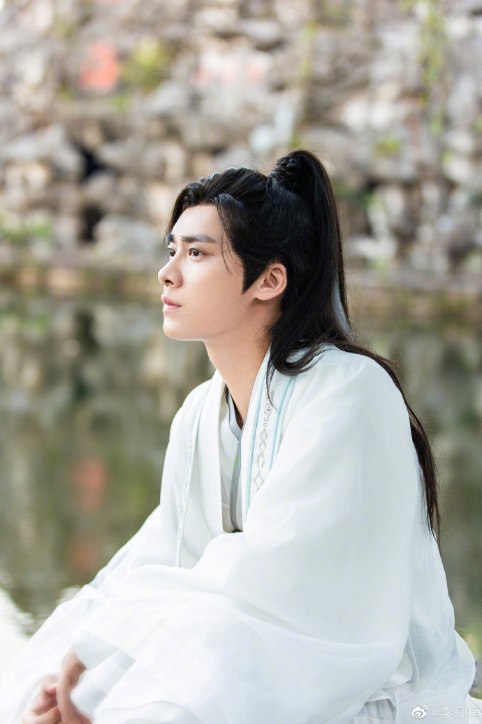 李易峰中秋晒白衣古装照02高马尾造型英俊帅气