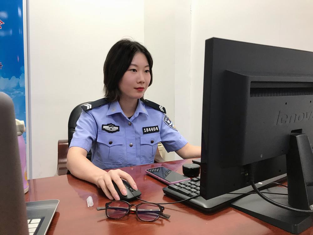 佛山女警中秋"守月",退休军人爸爸千里为爱奔赴