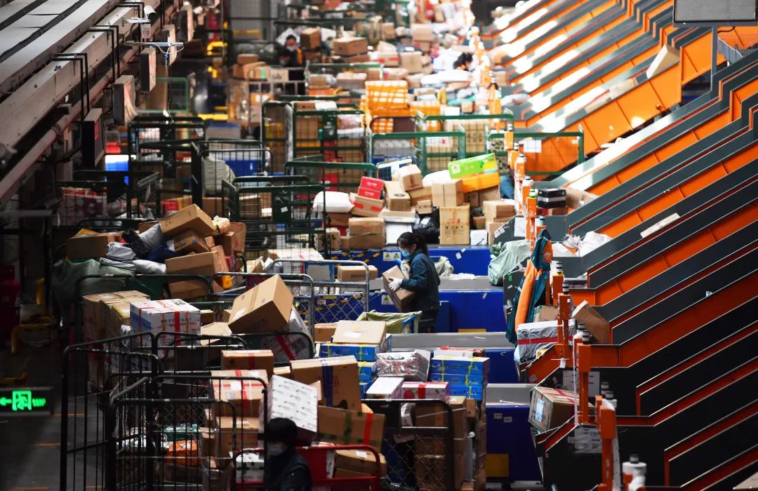 2月2日,位于顺义的北京邮政航空邮件处理中心,一件件货物从自动分拣格