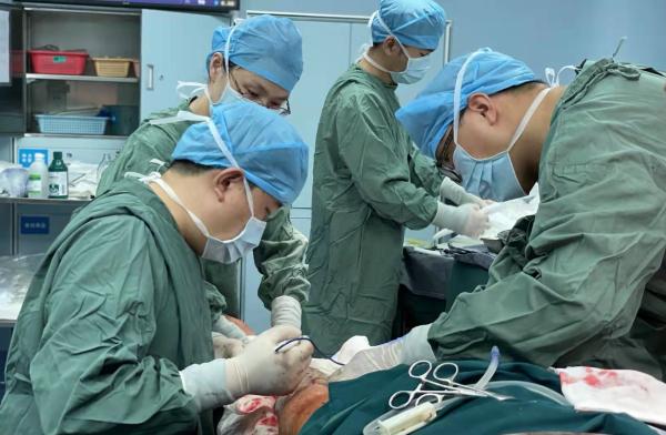 杭州电瓶车爆燃烧伤父女最新情况：父亲出院，女儿仍在抗感染休闲区蓝鸢梦想 - Www.slyday.coM