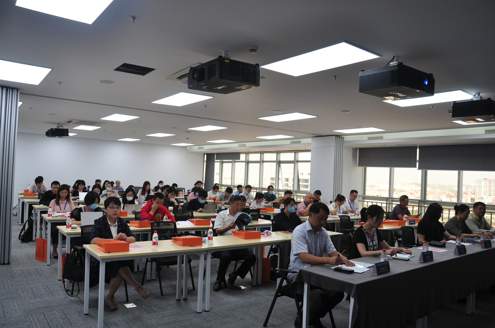 研习班线下授课. 上海市商务委供图