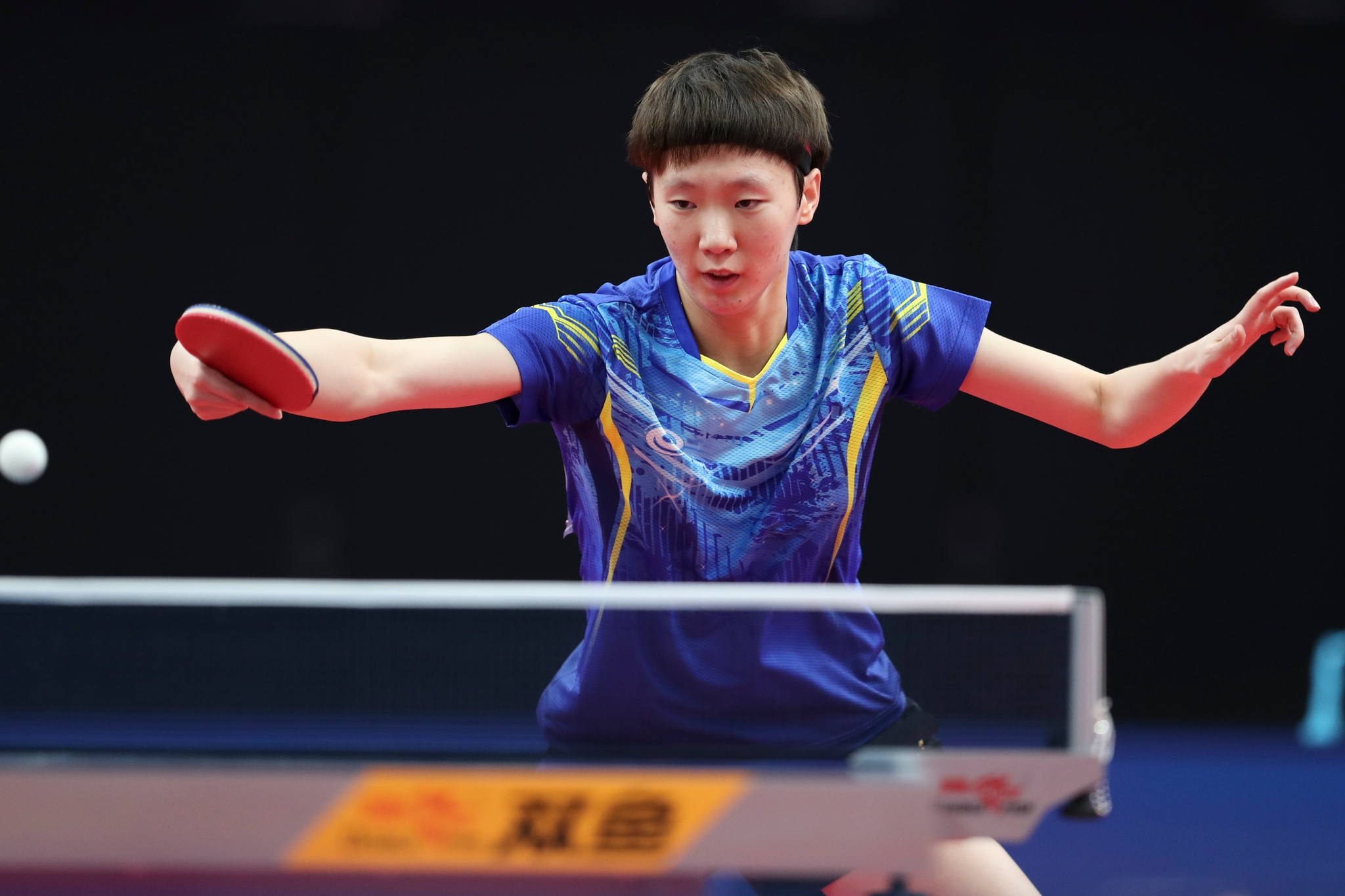 9月22日,黑龙江队选手王曼昱在比赛中回球.新华社记者 张涛 摄