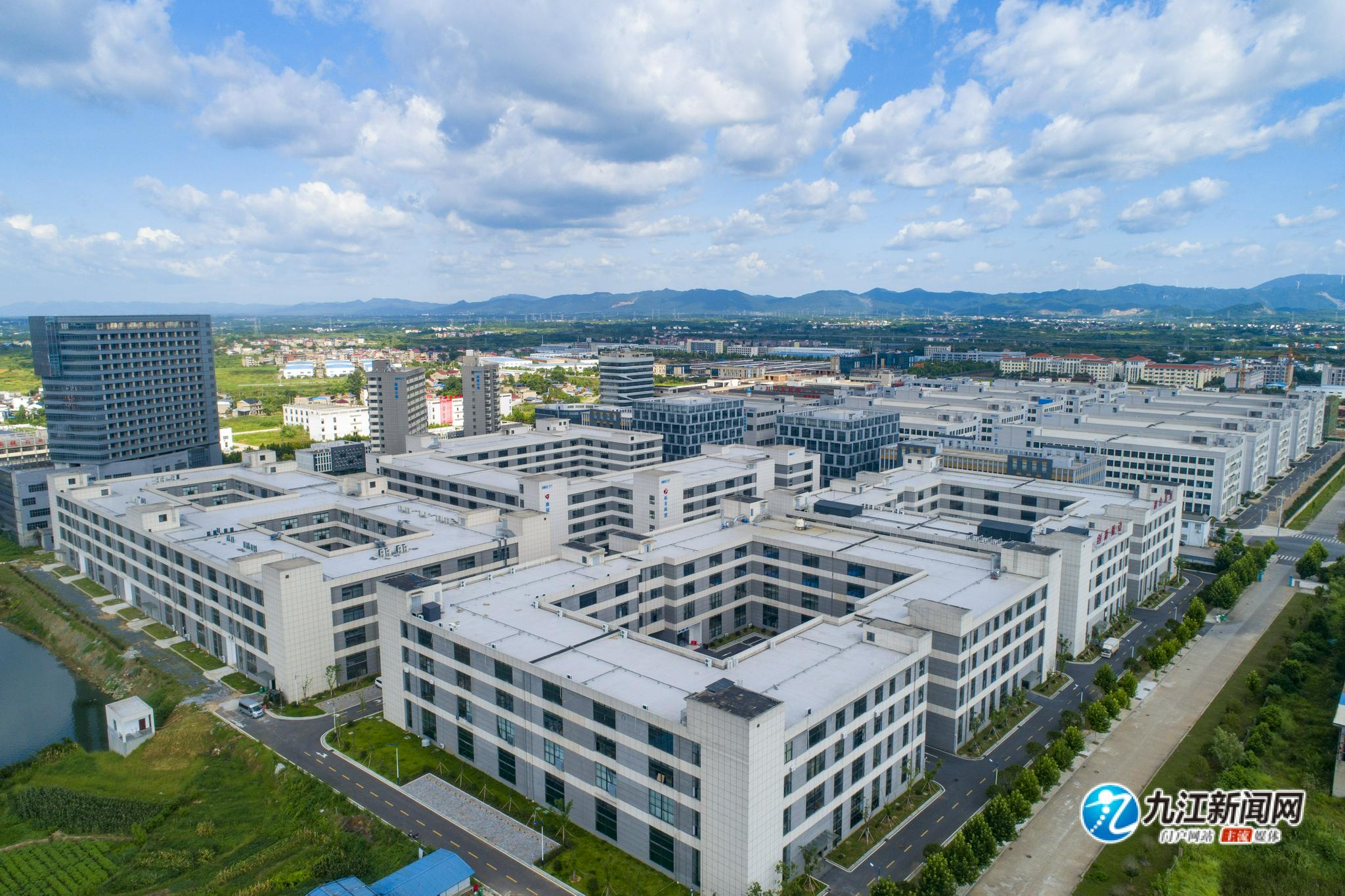 发展农业产业,建设美丽乡村,促进城乡融合.