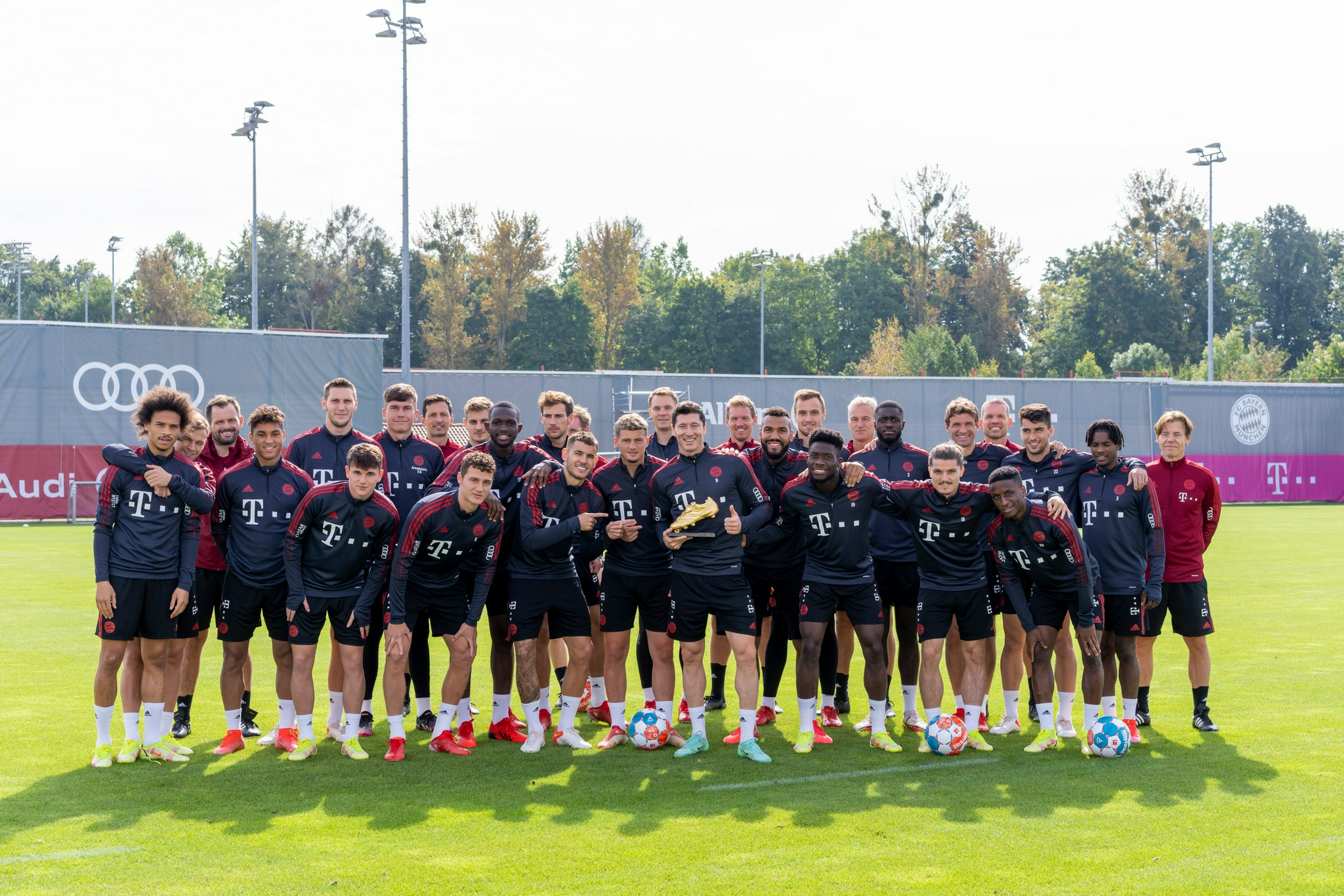 塞贝纳大街总部的训练基地,在结束训练后与拜仁全队进行了合影留念