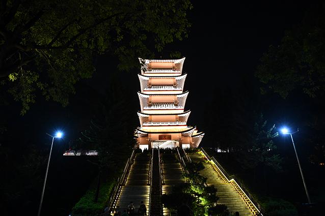 人造月亮现身东莞凤岗一公园山顶市民纷纷前去打卡