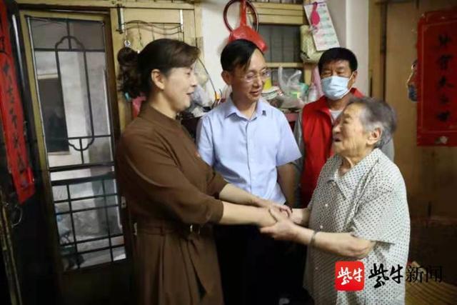 中秋前，社区书记慰问百岁老人，百岁老人给她来了个“大礼抱”休闲区蓝鸢梦想 - Www.slyday.coM