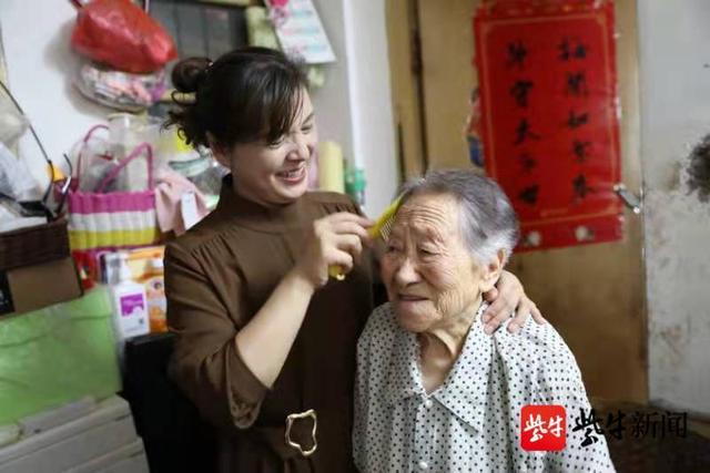 中秋前，社区书记慰问百岁老人，百岁老人给她来了个“大礼抱”休闲区蓝鸢梦想 - Www.slyday.coM