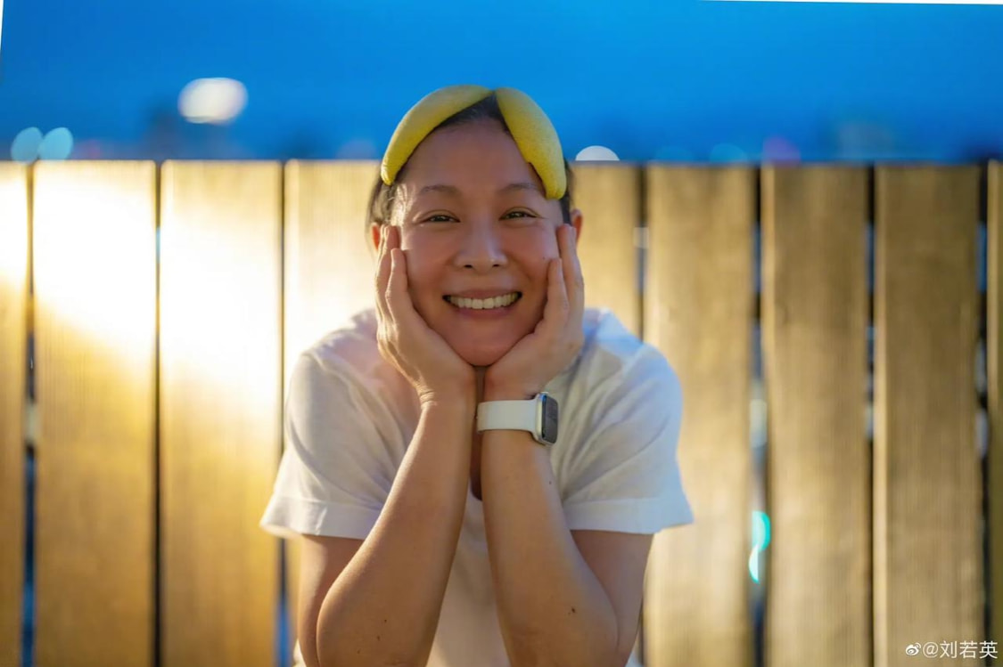 刘若英晒自拍照,无修饰的素颜也太真实了,脸上多皱还焉瘪!