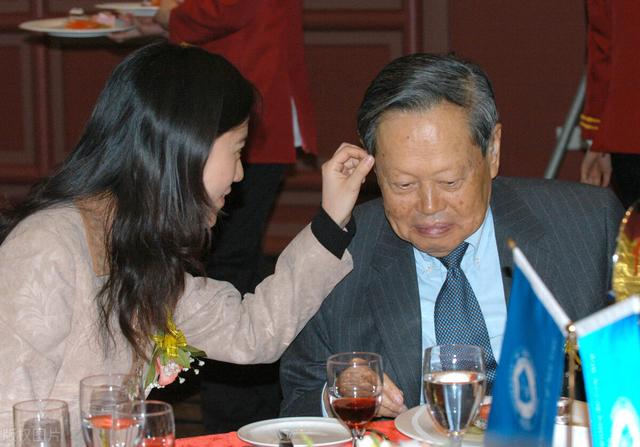 杨振宁百岁寿辰，翁帆写长文公开婚姻细节，恩爱17年令人艳羡休闲区蓝鸢梦想 - Www.slyday.coM