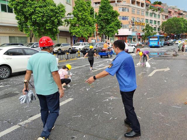 天涯共此时，佳节我护航！东莞石龙城管坚守岗位守护城市美好休闲区蓝鸢梦想 - Www.slyday.coM