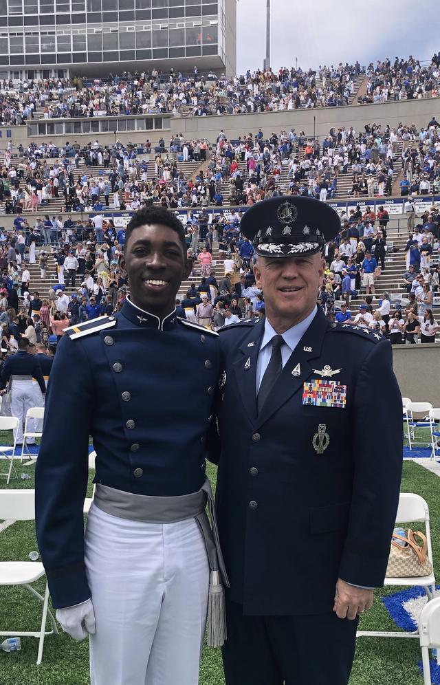 对了,没有历史的国家和军队特别可悲的,你还得知道为啥美国太空军军服