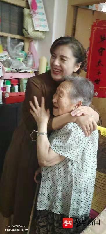 中秋前，社区书记慰问百岁老人，百岁老人给她来了个“大礼抱”休闲区蓝鸢梦想 - Www.slyday.coM