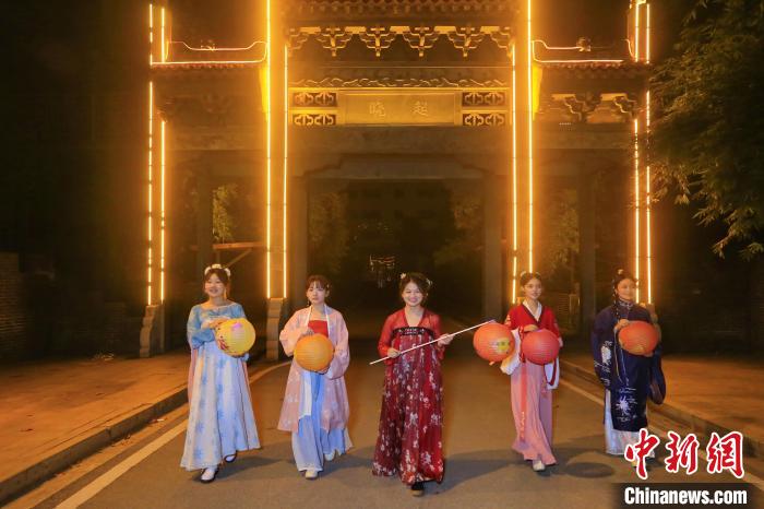 武汉一高校学生举行"拜月礼"