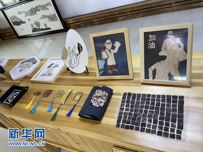 图为阿尔山市林俗文化产业公司展厅内展示的树皮画产品。 新华网王莹 摄