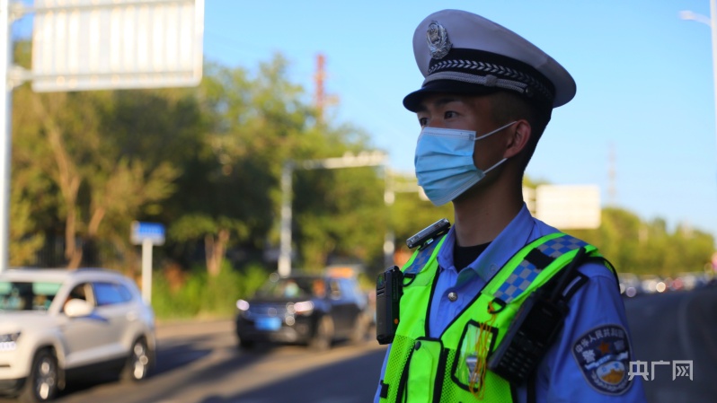 新疆生产建设兵团交警中秋佳节执勤中.戴志鹏摄央广网发