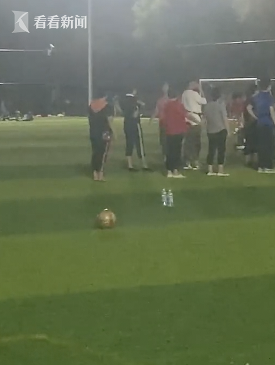 视频｜小球员正比赛，广场舞大爷大妈拿锤砸锁闯了进来休闲区蓝鸢梦想 - Www.slyday.coM