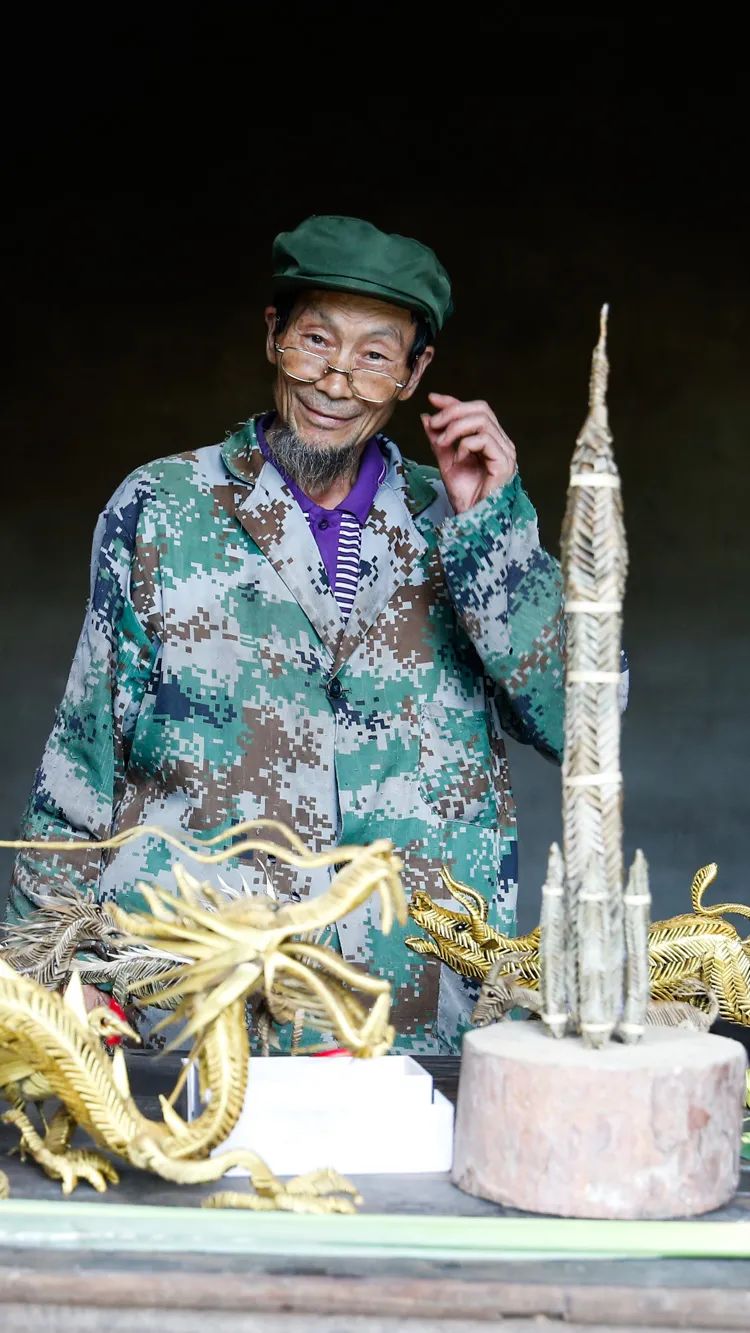 "棕编爷爷"已拥有近18万粉丝   只见爷爷手拿几片棕榈叶   双手左右