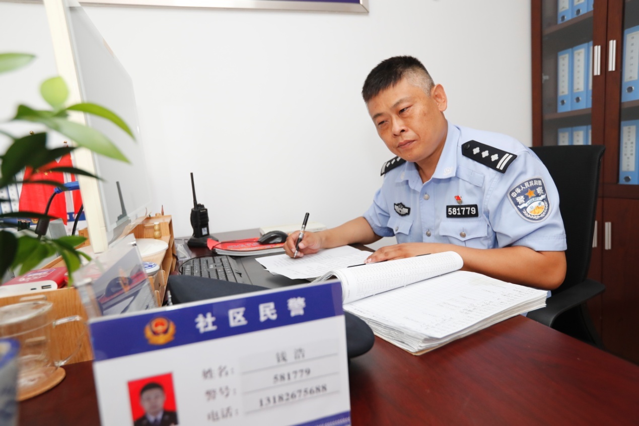 (央广网发 天津市公安局供图)清晨,钱浩按时参加新北派出所早点名