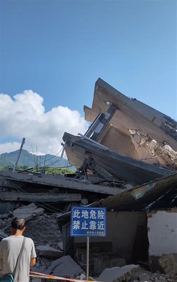 正文  附近另一汽修厂老板黄先生表示,听说倒塌的房屋是从中间断裂开