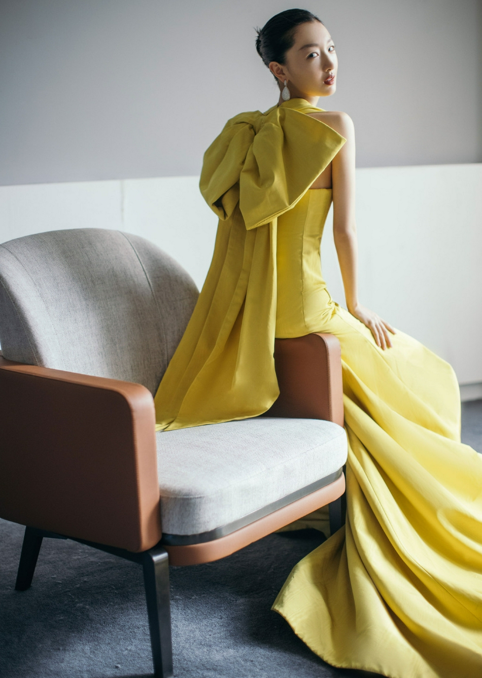 周冬雨穿明黄色礼服背后蝴蝶结优雅大气