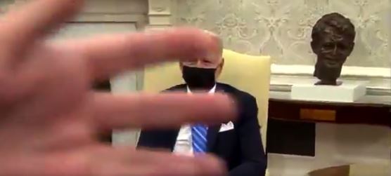 拜登见约翰逊，白宫工作人员赶走记者：现场一片混乱休闲区蓝鸢梦想 - Www.slyday.coM