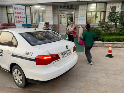 “乐乐,看见警察叔叔了吗？”坐上警车,昏迷的孩子被妈妈唤起…