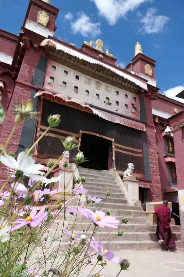 萨迦寺位于西藏自治区日喀则市萨迦县本波山下,是一座藏传佛教萨迦派