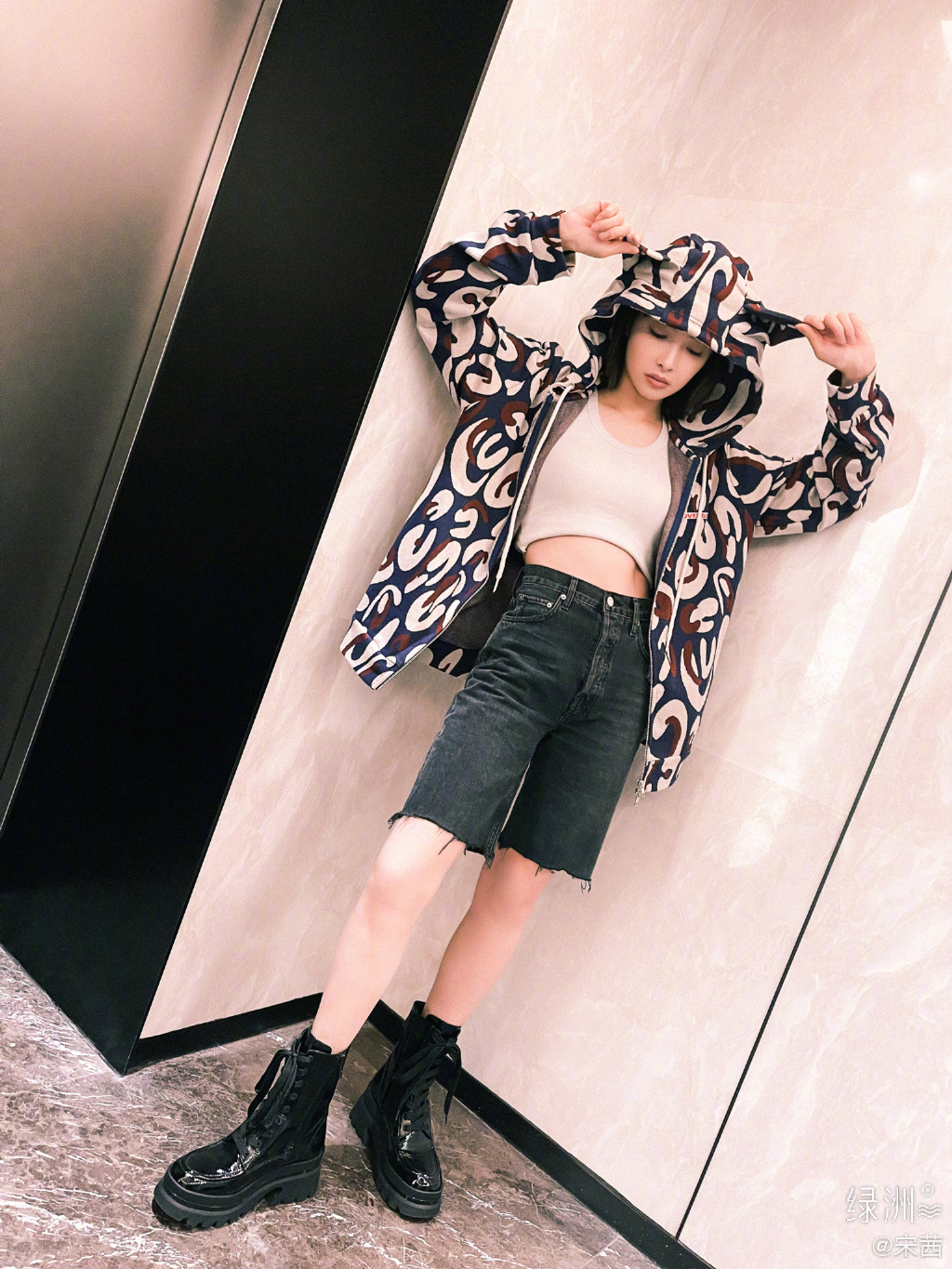 宋茜晒出电梯间大片 身穿印花连帽外套搭配牛仔短裤 搞怪拍照可爱满分