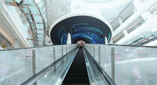 有一座高达30m的飞天扶梯可带大家直接穿过"天眼",抵达影城所在6层