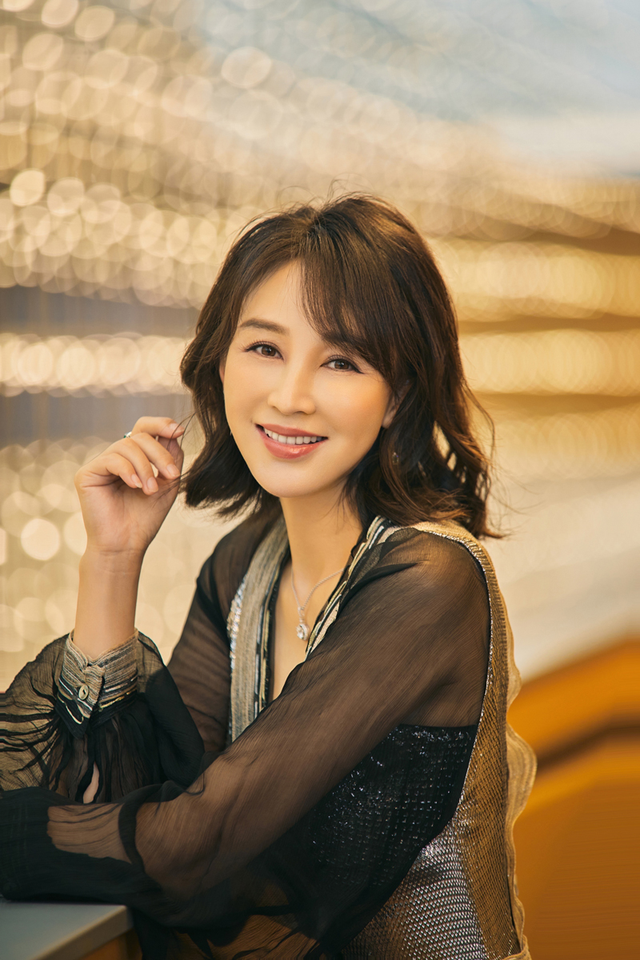 岳丽娜亮相北京时装周 造型吸睛尽显风雅之姿