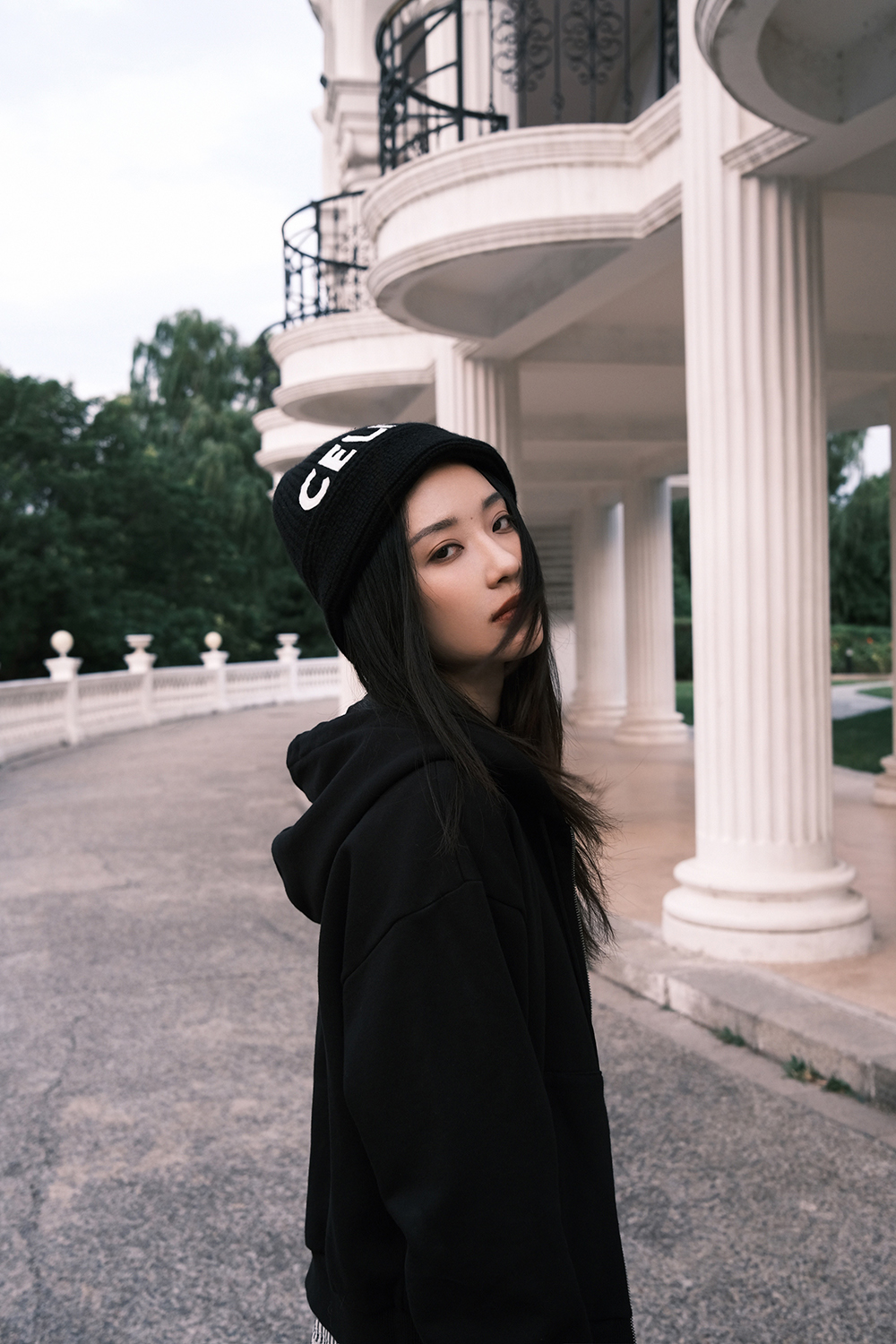 孙佳雨秋日写真释出 酷飒女孩彰显独特魅力