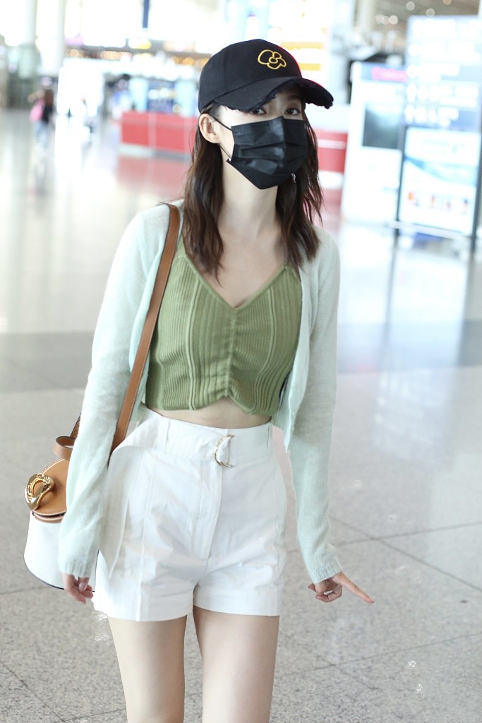 李沁骨感身材也性感吊带衫搭纸袋短裤又纯又甜让人心动不已